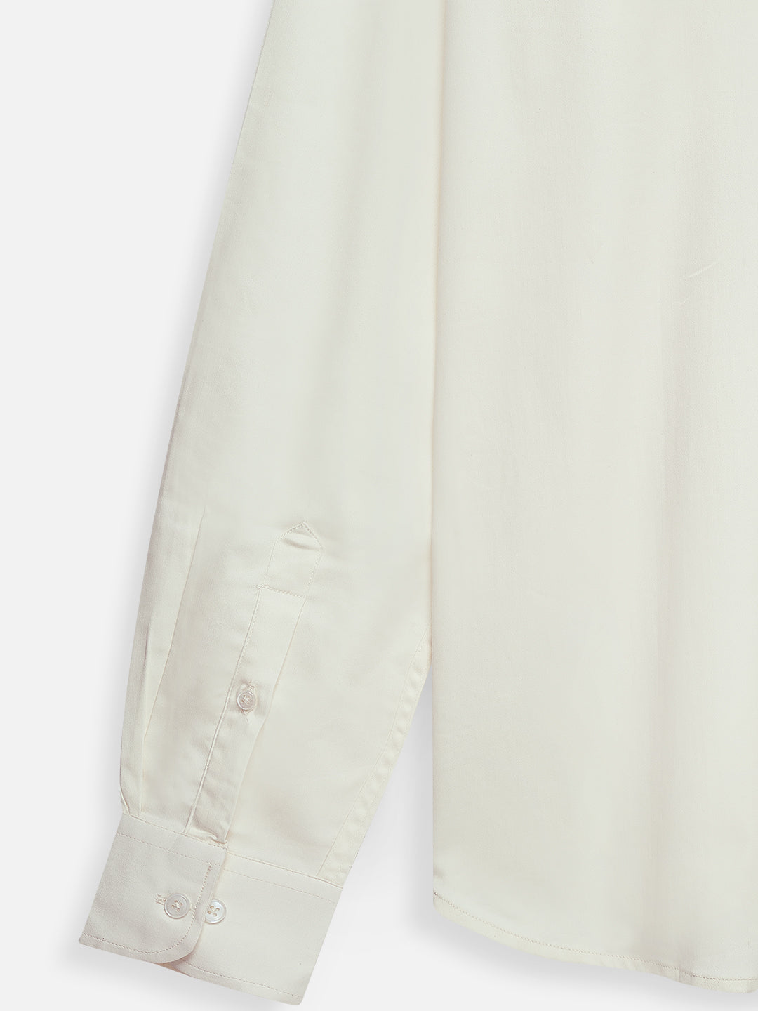 Close-up of fabric of men’s metro white premium cotton shirt by Ekrangi